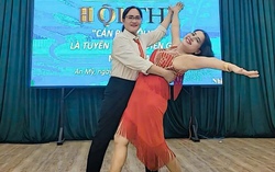 Phụ nữ U70 thay đổi tư duy để trẻ hơn trong thời đại số