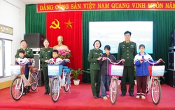 Phụ nữ quân đội tỉnh Cao Bằng tặng quà học sinh, hội viên phụ nữ khó khăn khu vực biên giới Vạn Lý