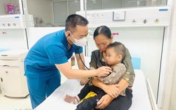 Cấp cứu kịp thời bé trai 2 tuổi mắc dị vật là pin cúc áo trong thực quản