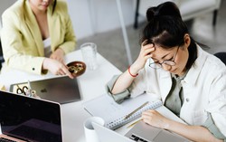 "Gánh nặng" cảm xúc khi làm việc với AI thường bị bỏ qua