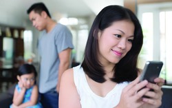 Điện thoại thông minh âm thầm chia rẽ gia đình