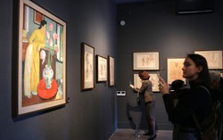 Chiêm ngưỡng tranh "song sinh" với bức "Thiếu nữ bên hoa huệ" nổi tiếng