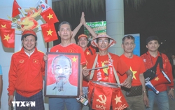 Người hâm mộ nồng nhiệt chào đón đội tuyển bóng đá nam Việt Nam