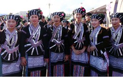 Phụ nữ dân tộc Lự - cầu nối văn hóa truyền thống với thế hệ trẻ