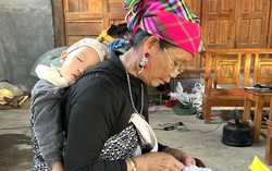 Phụ nữ Bản Thẳm tăng thu nhập từ nghề thêu thủ công