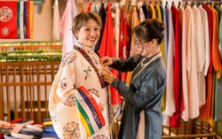 Phụ nữ trẻ Hội An bảo tồn cổ phục Việt