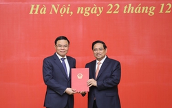 Thủ tướng trao Quyết định giao Quyền Bộ trưởng Bộ Công Thương cho ông Lê Mạnh Hùng