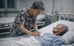 Tuổi già của người phụ nữ chọn nghề chăm bệnh nhân và nỗi buồn không dám gần cháu nội