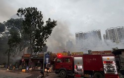 Hà Nội: Cháy chợ Xanh sát khu dân cư lúc rạng sáng, cột khói cao hàng chục mét