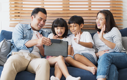 5 cách bảo vệ con trước “độc tố số”