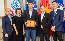 Trao tặng HLV Kim Sang Sik huy chương làm từ 33 chỉ vàng 24k