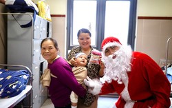 Ông già Noel mang quà đến tận giường tặng quà cho mẹ con bệnh nhân