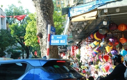 Phố Hàng Mã mùa Giáng sinh 2025: Gọn gàng trật tự hơn, đồ trang trí giá rẻ bán chạy