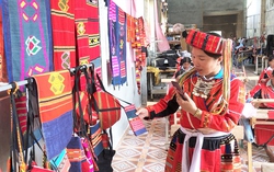 Từ điện thoại thông minh tới thị trường: Phụ nữ vùng cao Thái Nguyên bán đặc sản qua mạng