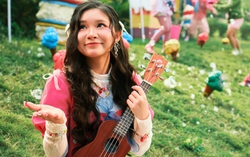 Giọng ca 18 tuổi hát về những rung động đầu trong MV “Kem bạc hà”