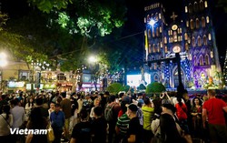 Người dân đổ về các tuyến phố trung tâm Hà Nội để chờ đón đêm Giáng Sinh