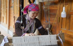 Phụ nữ dân tộc Lự gìn giữ nghề dệt thổ cẩm truyền thống gắn với du lịch cộng đồng