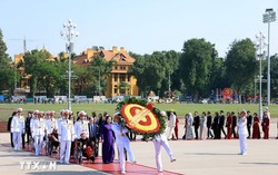 Đoàn đại biểu dự Đại hội Thi đua yêu nước toàn quốc vào Lăng viếng Bác