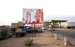 Nỗi ám ảnh về làn da trắng sáng của phụ nữ Senegal