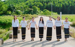 Những phụ nữ giữ hồn sắc phục Co nơi bản làng vùng cao