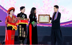 Trao Bằng khen cho đơn vị đồng hành Lễ hội hoa Tam giác mạch