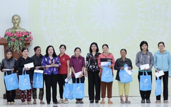 Chủ tịch Hội LHPN Việt Nam Nguyễn Thị Tuyến thăm hỏi hội viên, phụ nữ, trẻ mồ côi vùng lũ Đắk Lắk