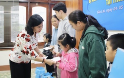 Chủ tịch Hội LHPN Việt Nam Nguyễn Thị Tuyến trao quà hỗ trợ hội viên, phụ nữ, trẻ em vùng lũ Gia Lai