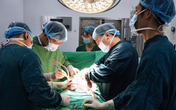 Cô gái 20 tuổi phát hiện khối u khổng lồ trong ổ bụng 