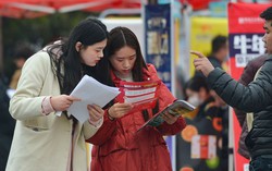 Không xin được việc làm, cử nhân ở Trung Quốc đổ xô đi học nghề