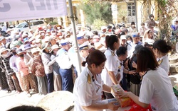 Vùng 4 Hải quân tặng hơn 15 tấn nhu yếu phẩm cho người dân sau lũ