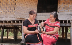 Người giữ hồn và nâng tầm thổ cẩm của đồng bào Giẻ Triêng