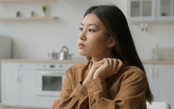Vào bếp phụ mẹ nấu bữa cơm sum vầy sau 2 năm lấy chồng xa, tôi chết lặng khi thấy đồ chị dâu để trong tủ lạnh