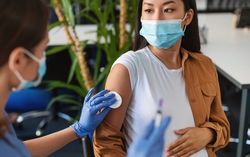 Mẹ bầu tiêm phòng cúm cần lưu ý gì về tác dụng phụ?