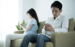 Đừng để mạng xã hội biến vợ chồng thành… người lạ