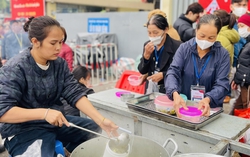 Người phụ nữ hơn 8 năm bền bỉ nấu cơm miễn phí cho bệnh nhân nghèo