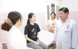 Nữ sinh 14 tuổi nói năng không kiểm soát và hay cười về đêm