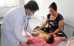 "Đi từng ngõ, gõ từng nhà" để đảm bảo trẻ em được tiêm vaccine sởi