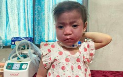 Mẹ mong níu giữ chút ánh sáng cho con gái 4 tuổi chưa biết nói, chưa biết đi, toàn thân đỏ thẫm vì bệnh quái ác