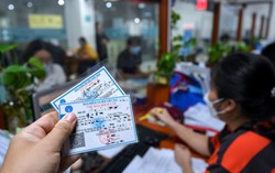 Người dân gặp khó do phí bảo hiểm y tế tăng: Nhiều địa phương ra chính sách hỗ trợ