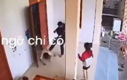 Phẫn nộ clip người đàn ông đánh vợ, con dã man ngay trong bữa cơm