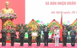 Lực lượng Dân quân tự vệ đón nhận Huân chương Hồ Chí Minh 