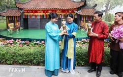 Phu nhân Tổng Bí thư cùng Phu nhân Thủ tướng Singapore thưởng thức múa rối nước