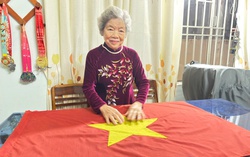 Người phụ nữ may cờ mừng Chiến thắng Buôn Ma Thuột