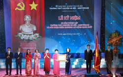 Trường THPT chuyên Hà Nội - Amsterdam đón nhận Huân chương Lao động hạng Nhất