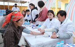 Hơn 100 y, bác sĩ, tình nguyện viên tham gia khám và phát thuốc miễn phí tại Hòa Bình