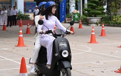 Nữ chủ shop đồ ăn online khen VinFast Motio: "Xe có thiết kế đẹp, cốp để đồ rộng rãi, khoảng để chân thoải mái"