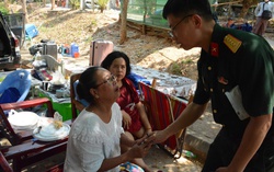 Lực lượng cứu hộ cứu nạn Việt Nam tặng 30 tấn lương khô hỗ trợ nạn nhân ở Myanmar 