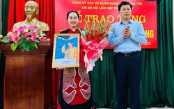 Chủ tịch Hội LHPN Hưng Yên nhận Huy hiệu 30 năm tuổi Đảng