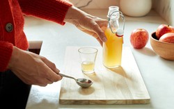 Điều gì sẽ xảy ra với cơ thể nếu uống giấm táo mỗi ngày?