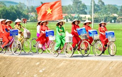 Quảng Bình: Hàng trăm phụ nữ mặc áo dài diễu hành xe đạp chào mừng 8/3